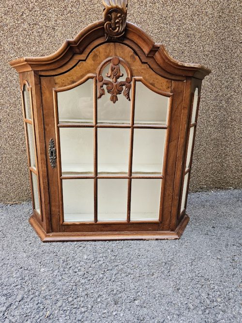 Vitrina za stena s intarziya-1