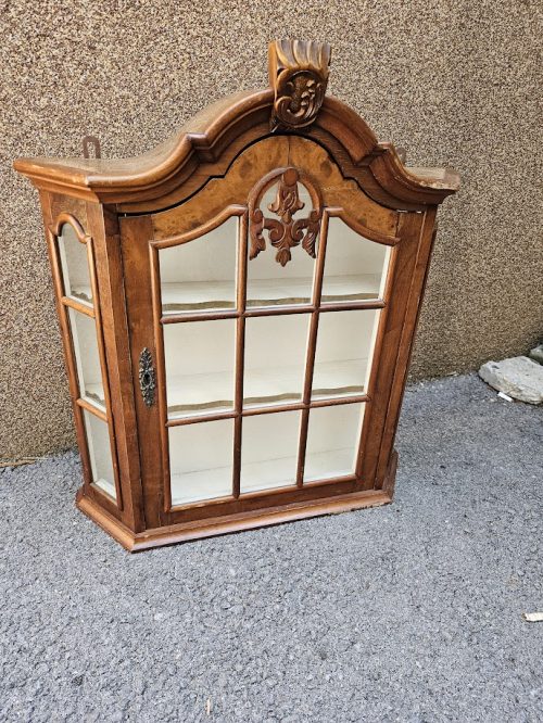 Vitrina za stena s intarziya-2