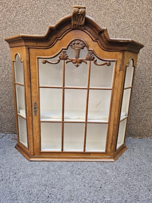 Vitrina za stena s intarziya-1